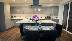 Unclassified image, 5 of 35, button - Sai Home Spacious 2 Bedroom House near Lakeside with Free Parking and Garden (Grays)