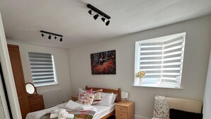 Unclassified image, 4 of 35, button - Sai Home Spacious 2 Bedroom House near Lakeside with Free Parking and Garden (Grays)