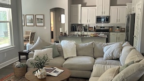 Living area - Spacious 4-bedroom house in Fayetteville, AR (Fayetteville)