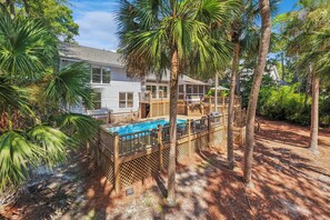 A house with a pool, surrounded by palm trees and a deck. - Spacious 5BR Home with Private Pool & 11-Mile Lagoon Views (Hilton Head Island)