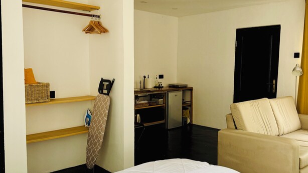 Unclassified image, 1 of 6, button - Private studio with AC in the heart of Accra (Accra)