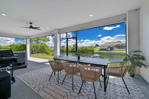Outdoor dining - New - Lux - Waterfront - Hot Tub - Bikes (Cape Coral)