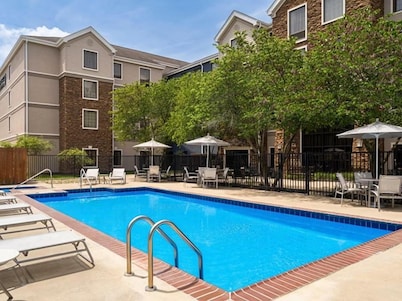 Airport Suite w/ Kitchen, Pool & Breakfast