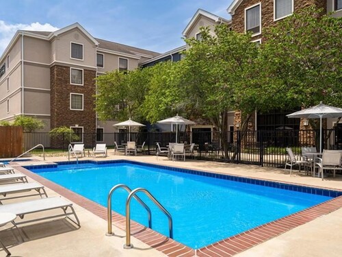 Suite Near IND Airport w/ Free Breakfast & Pool