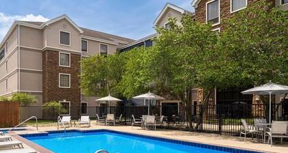 Suite Near IND Airport w/ Free Breakfast & Pool