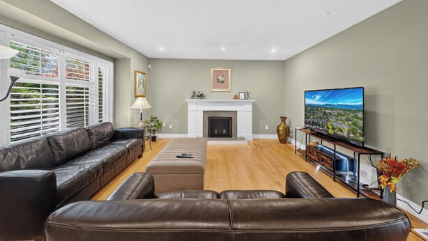 Unclassified image, 1 of 57, button - Spacious 6BR Vancouver Home • Sleeps 11 • Point Grey (Vancouver)