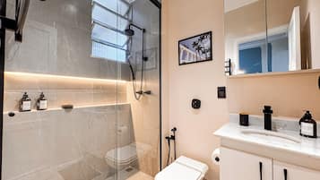 Deluxe Apartment, 1 Double Bed with Sofa bed, Kitchen, Mountain View | Bathroom | Shower, free toiletries, hair dryer, towels