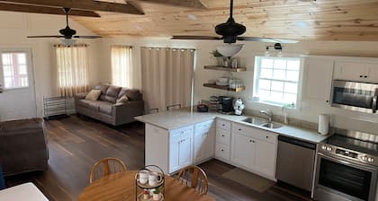 2-bedroom cabin in lovely Talco with cool AC breeze
