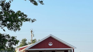Exterior - 2-bedroom cabin in lovely Talco with cool AC breeze (Talco)