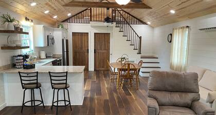 2-bedroom cabin in lovely Talco with cool AC breeze