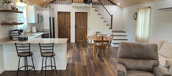 2-bedroom cabin in lovely Talco with cool AC breeze