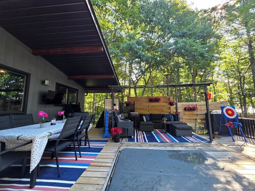 Cozy, classy, fully equipped sandy lakefront private escape- hot tub, large deck