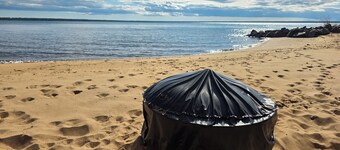 Cozy, classy, fully equipped sandy lakefront private escape- hottub- large deck.