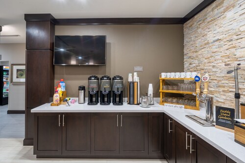 Baytown Suite w/ Full Kitchen | Free Breakfast!