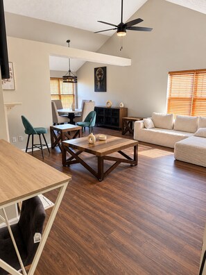 Living area - Welcome to a spacious and versatile furnished, home is a 5 bedrooms,3 bathrooms (Atlanta)