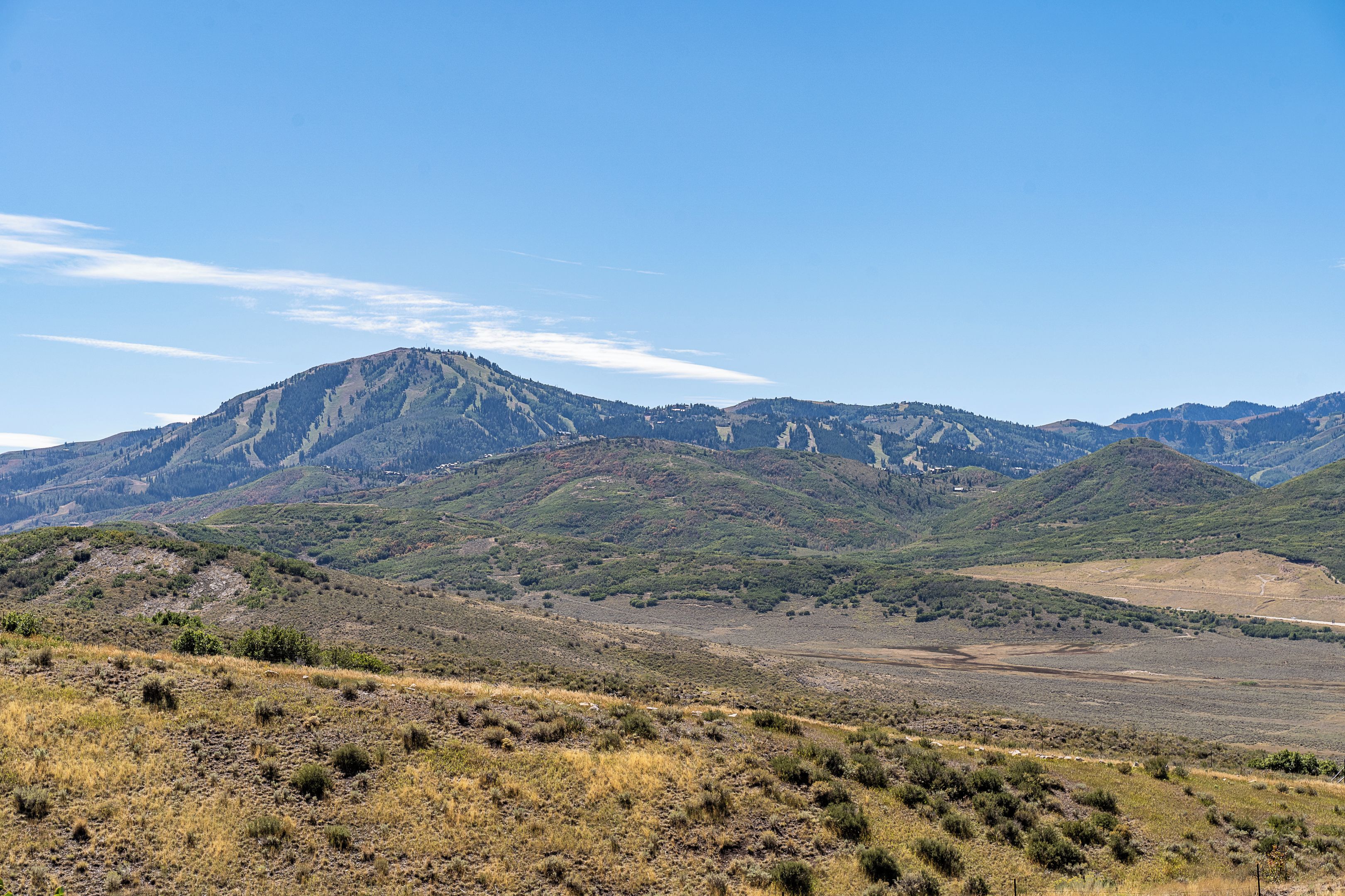 Un paisaje montañoso con cielo despejado.