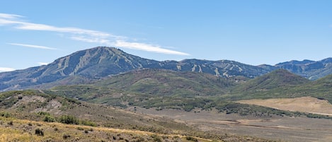 Un paisaje montañoso con cielo despejado.