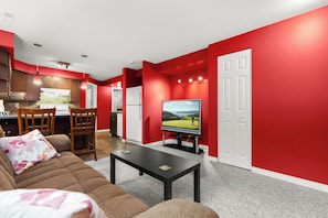 Living area - Entire Guest Suite - East Abby - 1 Bedroom - 1 Bedroom (Abbotsford)