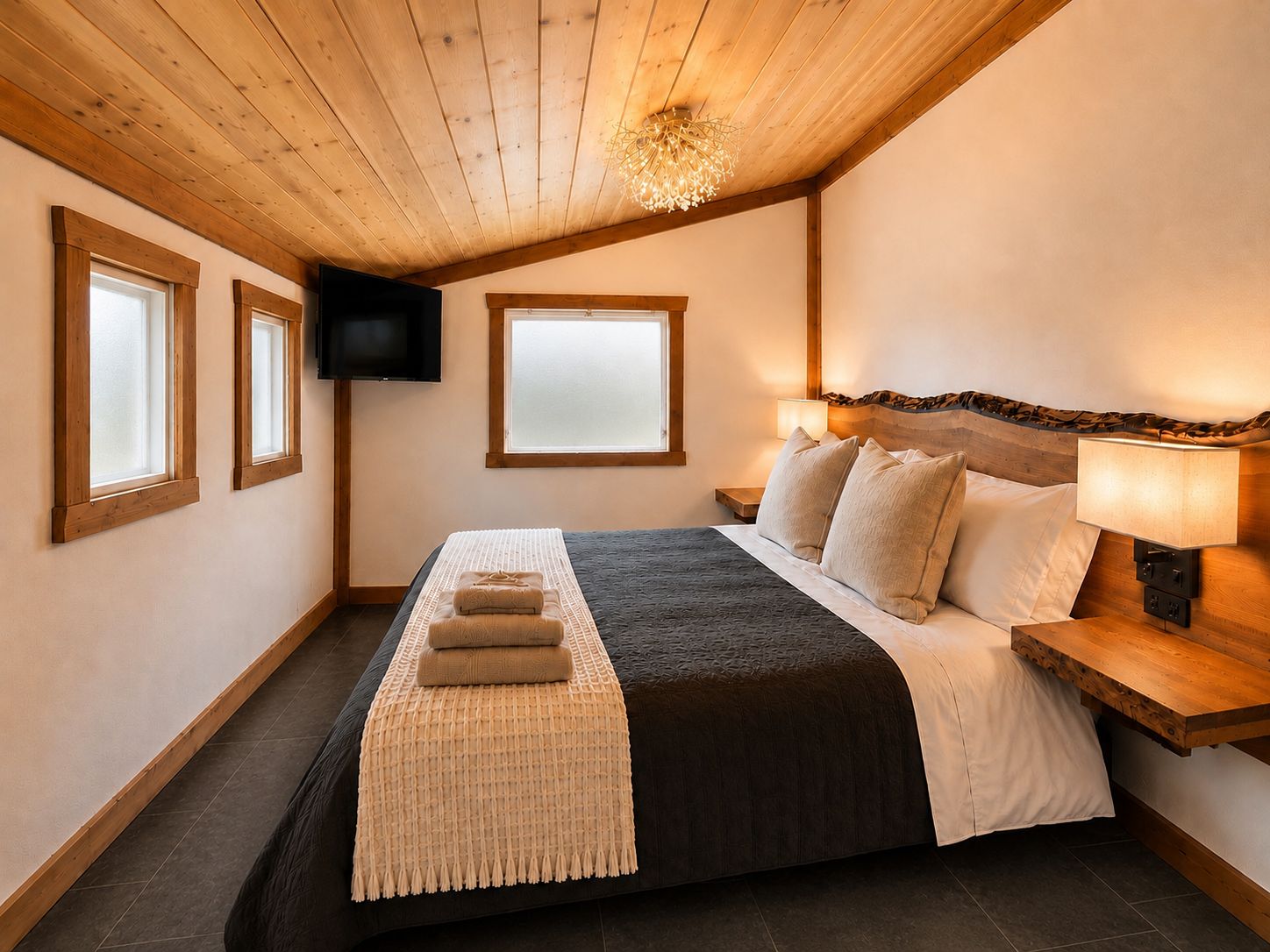 Quarto com uma cama, televisão e janela.