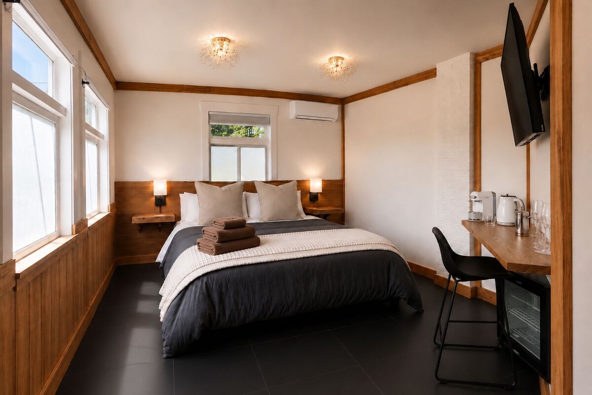 Studio Suite Deluxe, dịch vụ dọn phòng, quang cảnh núi | Bàn, khu vực làm việc phù hợp cho laptop, màn/rèm cản sáng 