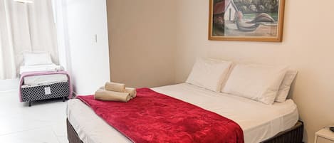 Apartamento Confort, 2 habitaciones, cocina | Espacio para trabajar con un portátil y tabla de planchar con plancha