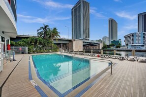 Pool - Beautiful Modern Studio with Ocean View (Hallandale Beach)