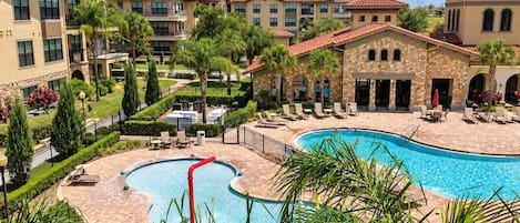 Un resort con piscina, sillones de descanso y un edificio de piedra.