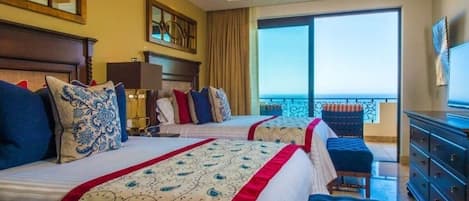 Une chambre d’hôtel avec deux lits, une grande fenêtre et un balcon.