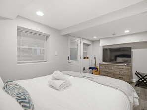 Room - Petworth 2-BR Retreat, Sherman Circle Park (Washington)