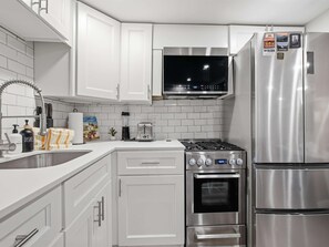 Private kitchen - Petworth 2-BR Retreat, Sherman Circle Park (Washington)