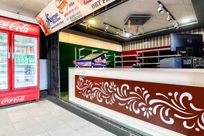 Ein Automatenbereich mit einem Coca-Cola-Kühler und einer Textilreinigung.