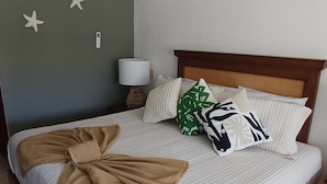 Tabla de planchar con plancha, wifi, ropa de cama