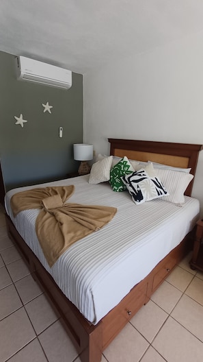 Room - Beachfront Studio. Excellent amenities on the best beach in the bay. (Las Jarretaderas)