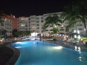 Pool - Beachfront Studio. Excellent amenities on the best beach in the bay. (Las Jarretaderas)