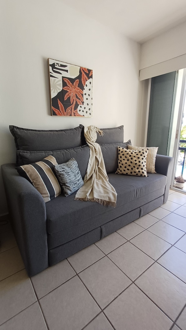Living area - Beachfront Studio. Excellent amenities on the best beach in the bay. (Las Jarretaderas)