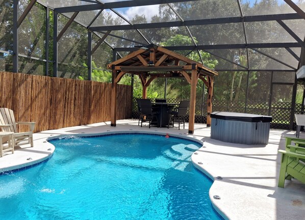 An outdoor swimming pool with a wooden pergola, seating area, and hot tub. - West Melbourne/Palm Bay, R&R pool hot tub home, quiet, safe close to everything! (Palm Bay)