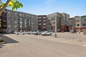 A multi-story parking garage with several cars parked. - Modern Duck Island 1BR Close to Dining, Drinks + Free Parking + Gym (Cleveland)