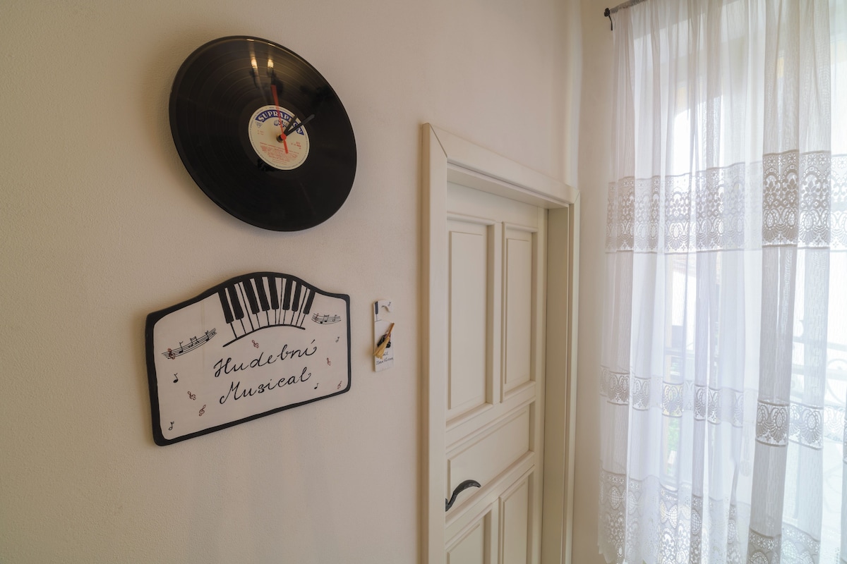 Un mur orné d’un disque vinyle, d’un panneau en forme de piano et d’une porte.