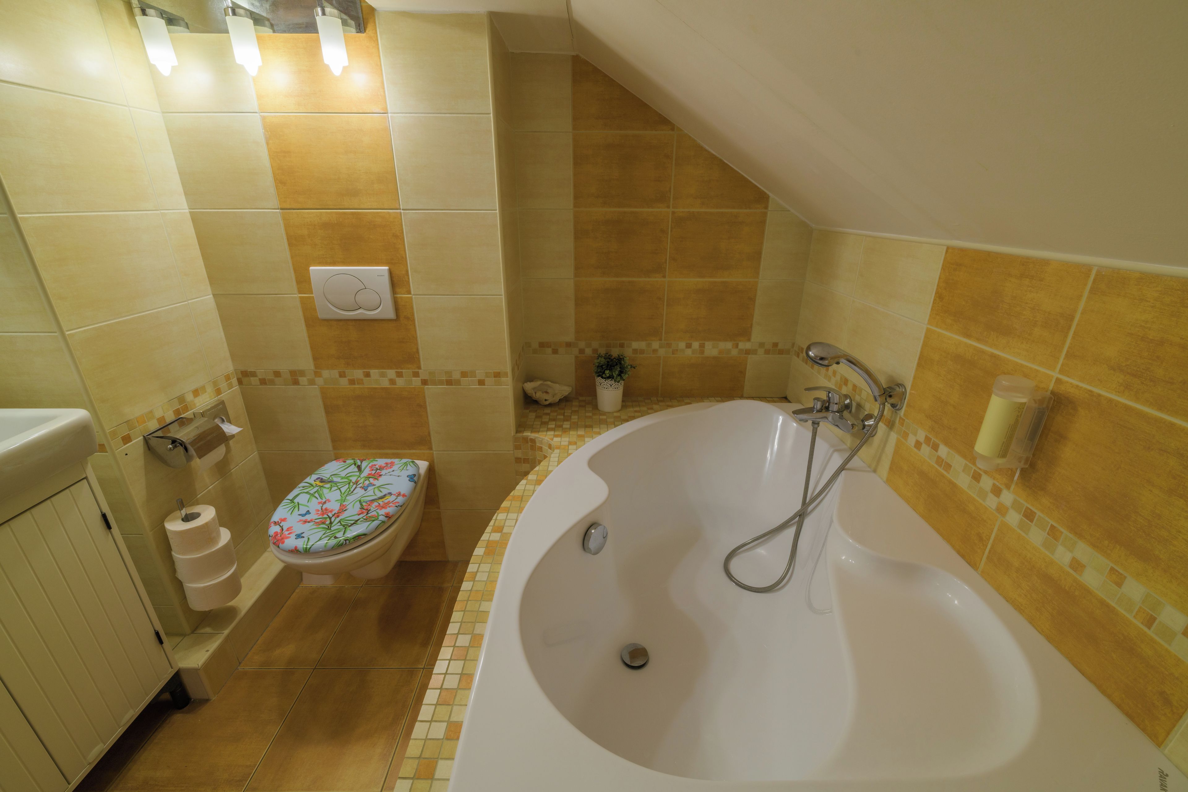 Ein Badezimmer mit Badewanne, Toilette und Waschbecken.