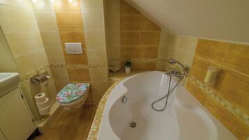 Ein Badezimmer mit Badewanne, Toilette und Waschbecken.