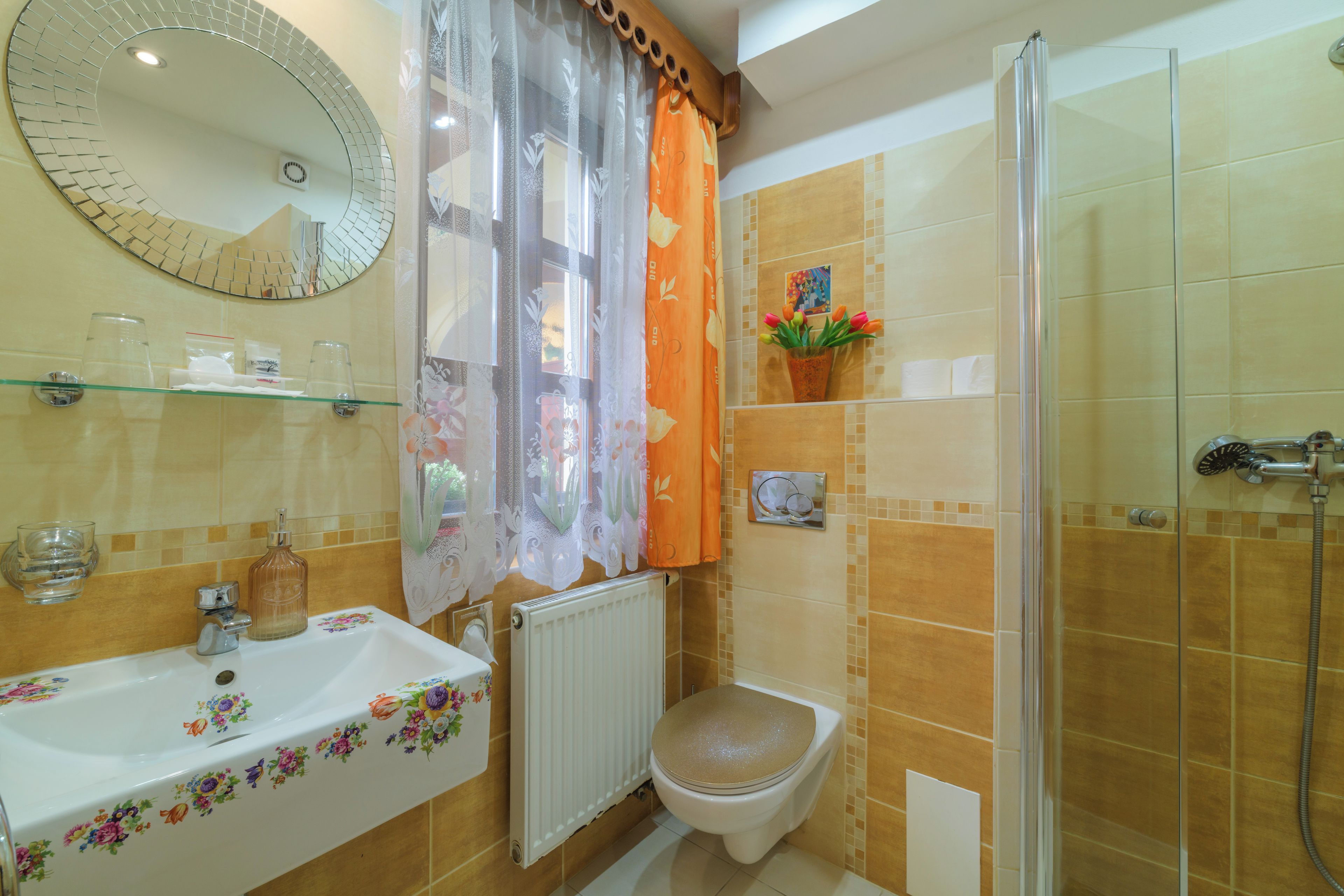 Ein Badezimmer mit Waschbecken, Toilette, Dusche und Spiegel.