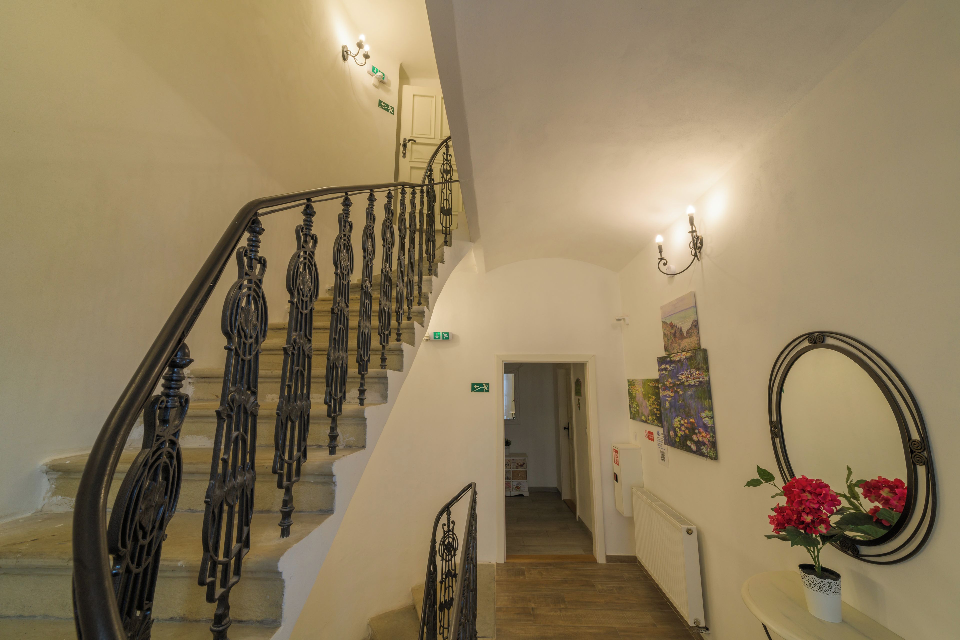 Una escalera con barandales de metal decorativos que lleva a una plataforma.