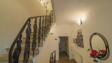 Una escalera con barandales de metal decorativos que lleva a una plataforma.