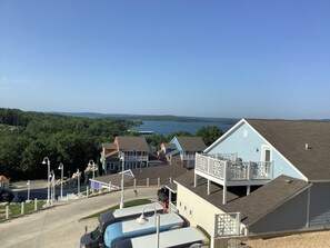 Ein Wohngebiet mit Häusern, einem Parkplatz und Blick auf einen See.
