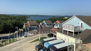 Zona residencial con casas, un estacionamiento y vistas a un lago.