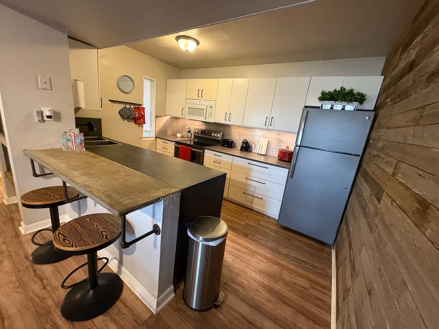 Coffee/tea maker, fridge, microwave, oven