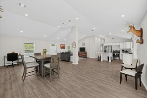 Un amplio salón con comedor, cocina y zonas de estar.