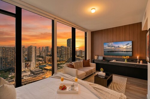 Glam Miami Nightlife - Resort Pool - Downtown