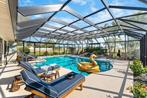 Piscina ao ar livre coberta, com espreguiçadeiras e banheira de hidromassagem.