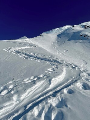 Montaña cubierta de nieve con cielo despejado.